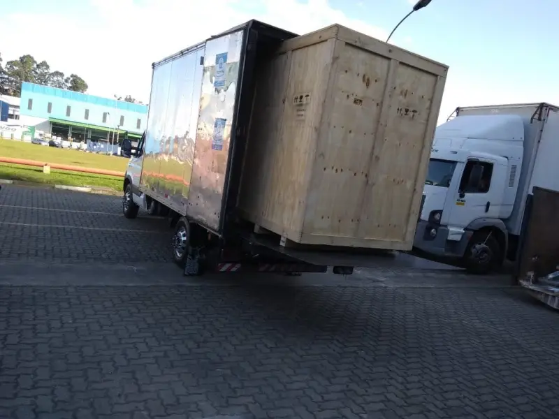 Caixa de madeira de equipamento subindo pela plataforma