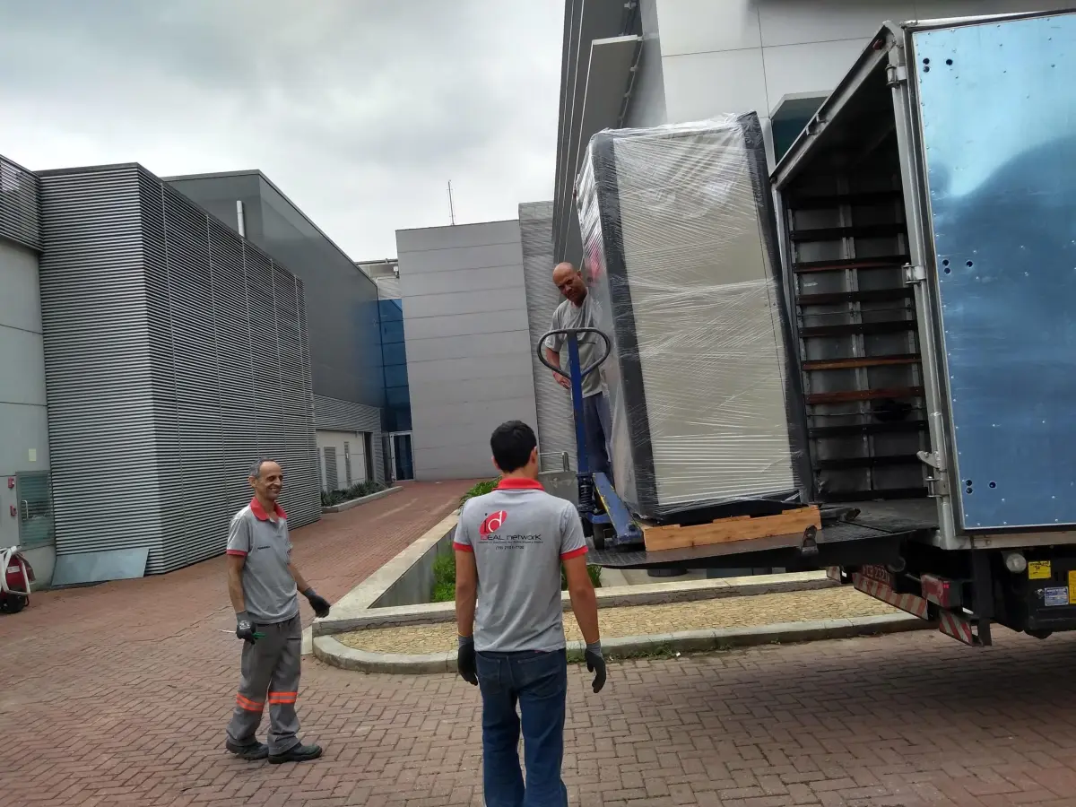 Equipe da Cpandalog posicionando um equipamento embalado na plataforma